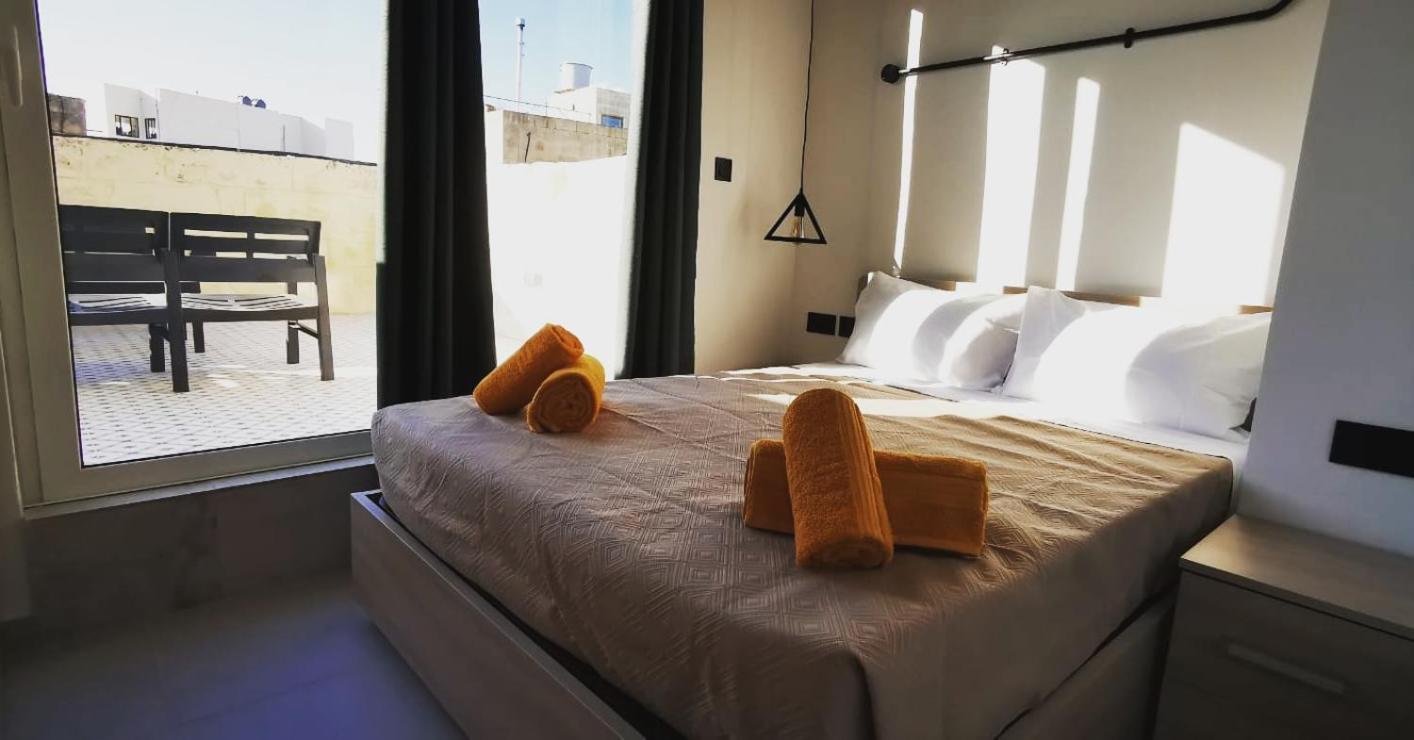 Chic Penthouse Industrial-Style Leilighet Mosta Eksteriør bilde